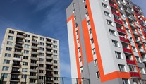 Chlapec spadl z 10. patra, u paneláku ho našli sousedé. V nemocnici zemřel