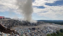 Skládku na Příbramsku zachvátily plameny. Bojovaly s nimi desítky hasičů