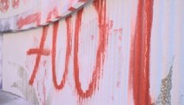 Graffiti v Hradci Králové někdo zničil. Umělci přitom malovali na legální ploše