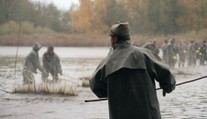 Výlov rybníka na Pardubicku přilákal řadu diváků. Počasí rybářům ztížilo práci