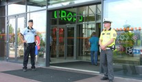 Kvůli bombové hrozbě evakuovali obchoďák, zřejmě to zavinil šmírák