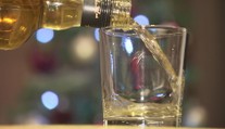 Vláda zvažuje omezení prodeje alkoholu. Cílit chce na reklamu i prevenci