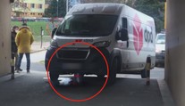 Dodávka se napíchla na parkovací sloupek. Případ řeší policie