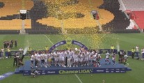 Slavia se konečně dočkala. Dva týdny po ostudném závěru zápasu oslavila titul