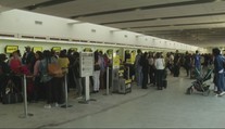 Aerolinky zrušily 9 letů. Na letišti se strhla velká bitka. VIDEO