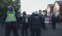 Smrt mladíka vyvolala v Británii protesty. Policisté ho spoutali místo útočníka