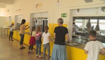 Rodiče nemají peníze na školní obědy. Musí je dotovat stát i charita