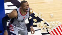 Hvězda Washingtonu zuří! Na cestě do šatny byla zasypána popcornem