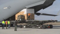 Vojákům dorazil nový trenažér. Z USA ho přivezlo obří nákladní letadlo