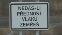 Nedáš přednost vlaku, zemřeš! Drsná cedule dělí Česko