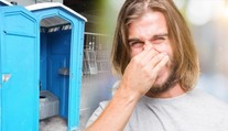 Nechutnost v Kolíně. Nádražní WC nahradily přetékající kadibudky