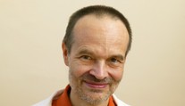 Doktor Nešpor radí: Kdy jsem závislý na alkoholu? Jak se léčit?
