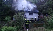 U Prahy lehla popelem chata. S ohněm bojovalo 5 jednotek hasičů
