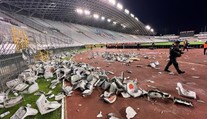 Násilí po fotbalovém duelu v Chorvatsku. Zapálené kontejnery a zranění policisté
