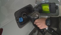 Ceny pohonných hmot klesají. Ne na dlouho, varují ekonomové