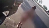Nahá žena šla po ulici. Policista jí chtěl pomoct, ukradla mu auto
