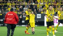 Fanoušek Dortmundu se vplížil na hřiště během utkání. Chtěl se setkat s idolem