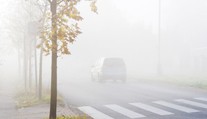 Řidič srazil na přechodu ženu a ujel! Pomoc si musela najít sama