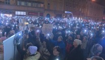 Výkřiky a svícení do oken: Desítky lidí demonstrovaly před ministerstvem spravedlnosti