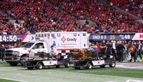 Hororové scény v NFL. Hráč dostal kolenem do hlavy, ležel v bezvědomí na trávníku