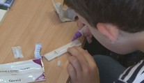 Budou moci žáci odložit roušky ve školách? Druhé kolo testování odstartovalo