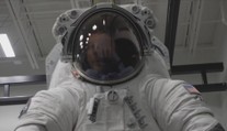 USA testují nové skafandry. Mají astronautům umožnit delší pobyt na Měsíci