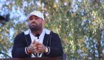 Karlos překvapil. Poslal velkou kytici růží ženě, Lela to nebyla