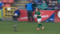 To jsou auty! Fotbalistka je hází z půlky až do vápna