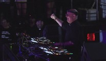 Kněz mixuje křesťanské písně s technem. Snaží se tím oslovit mladou generaci