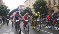 Nova Cup v centru Hradce Králové! Cyklisty čekala těžká trať i schody