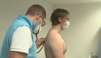 Nemocnice začínají zakazovat návštěvy. Letošní chřipková epidemie je atypická
