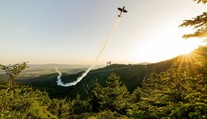 Pilot Šonka řádil na Dolní Moravě. Podletěl nejdelší visutý most na světě