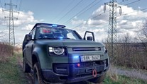 Nové hračky: Policisté vyrazí do terénu v defenderech za 65 milionů