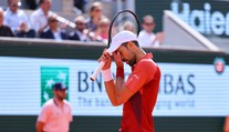 Djokovič si stěžoval na kurt. Nevím, jestli nastoupím do čtvrtfinále, přiznal