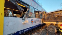 Nehoda na železnici: Vlak je po srážce s náklaďákem zničený. Tři zranění