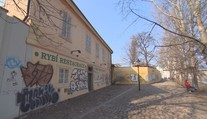 Filmová stavba chátrá. Přes zájem investorů ji město poskytne skautům