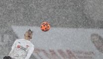 Fotbalový svět se směje, hráči nebyli ve sněhu absolutně vidět