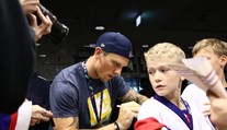 Bronzoví hokejisté přiletěli do Prahy, překvapila je těžká medaile