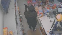 VIDEO: Muž vytáhl na prodavačku zbraň. Byl jsem v tíživé situaci, řekl