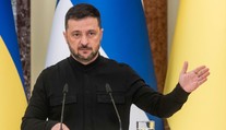 Ukrajinské drony zapálily ruskou rafinerii. Nejrychlejší sankce, chválí si Zelenskyj