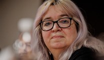 Senátorka Zwyrtek Hamplová zkolabovala. Z jednání ji odvezla sanitka