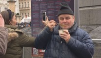 Centrum Prahy provoněla rybí polévka. Každoroční rituál přilákal i turisty