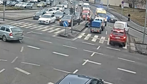 Drsné video z Brna: Žena vběhla do křižovatky na červenou, řidič nedobrzdil