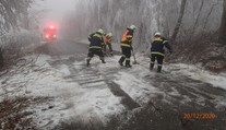 Na Bruntálsku námraza láme stromy. Jezděte jinudy, radí hasiči řidičům