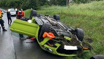 Vypůjčený mustang skončil na střeše. Majitel půjčovny odmítá kritiku: Gumy byly v pořádku!