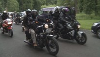 Libinu obklíčila policie. Bojí se další války motorkářů