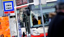 Skandál v MHD. Řidič si nevhodně fotil ženu na zastávce, chtěli ho odměnit