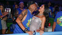 Neymar dováděl na karnevalu v Riu. Jeho těhotná partnerka ukázala i kalhotky