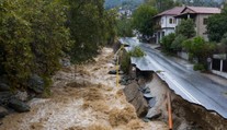 Vodní smršť připomínající tornádo a prudké lijáky. Řecko zasáhly silné bouře