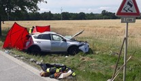 Tragická nehoda na Třeboňsku. Po srážce náklaďáku s auty zemřeli dva lidé